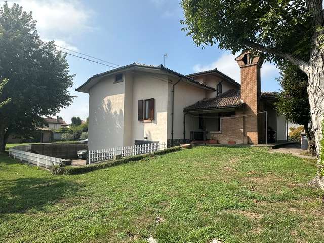 Elegante Villa Indipendente con Giardino, Dependance e Box Triplo – Sale (AL) a Sale Elegante Villa Indipendente con Giardino, Dependance e Box Triplo – Sale (AL) a Sale