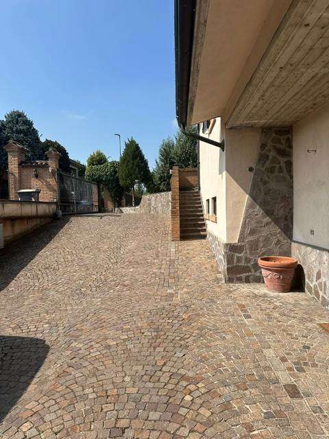 Elegante Villa Indipendente con Giardino, Dependance e Box Triplo – Sale (AL) a Sale Elegante Villa Indipendente con Giardino, Dependance e Box Triplo – Sale (AL) a Sale