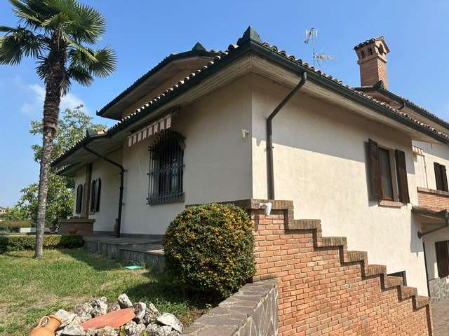 Elegante Villa Indipendente con Giardino, Dependance e Box Triplo – Sale (AL) a Sale Elegante Villa Indipendente con Giardino, Dependance e Box Triplo – Sale (AL) a Sale