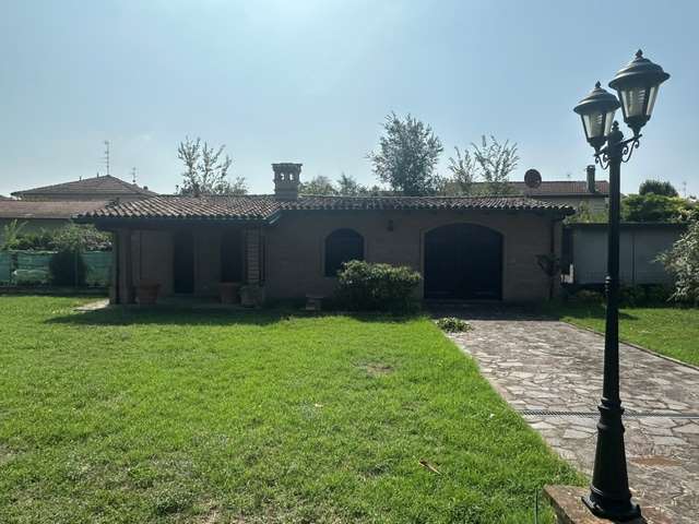 Elegante Villa Indipendente con Giardino, Dependance e Box Triplo – Sale (AL) a Sale Elegante Villa Indipendente con Giardino, Dependance e Box Triplo – Sale (AL) a Sale